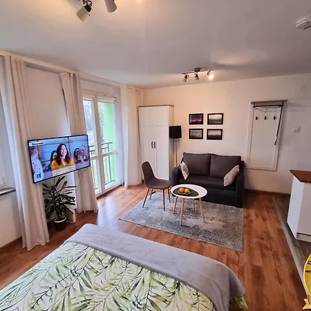 Spoldzielcza Free Parking アパート ブンツラウ